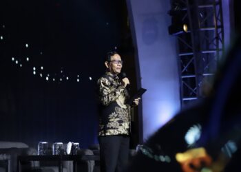 Menteri Koordinator Bidang Politik, Hukum, dan Keamanan Indonesia, Mahfud MD saat berdialog Peluncuran Buku Bamsoet ke-31 di Bengkel Space SCBD, Jakarta, Minggu (10/9/2023)