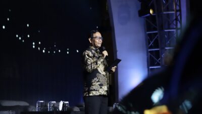 Menteri Koordinator Bidang Politik, Hukum, dan Keamanan Indonesia, Mahfud MD saat berdialog Peluncuran Buku Bamsoet ke-31 di Bengkel Space SCBD, Jakarta, Minggu (10/9/2023)