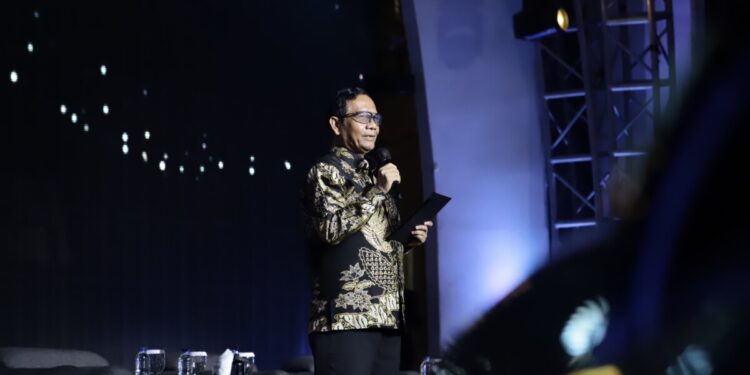 Menteri Koordinator Bidang Politik, Hukum, dan Keamanan Indonesia, Mahfud MD saat berdialog Peluncuran Buku Bamsoet ke-31 di Bengkel Space SCBD, Jakarta, Minggu (10/9/2023)