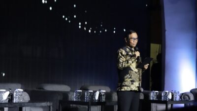 Menteri Koordinator Bidang Politik, Hukum, dan Keamanan Indonesia, Mahfud MD saat berdialog Peluncuran Buku Bamsoet ke-31 di Bengkel Space SCBD, Jakarta, Minggu (10/9/2023)