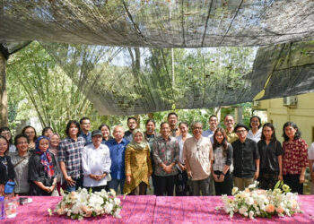 Nadiem Anwar Makarim bersama pelaku seni di Padepokan Seni Bagong Kussudiardjo, Yogyakarta. (Foto: Dok.Kemendikbudristek)