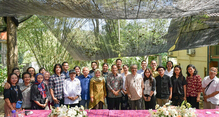 Nadiem Anwar Makarim bersama pelaku seni di Padepokan Seni Bagong Kussudiardjo, Yogyakarta. (Foto: Dok.Kemendikbudristek)