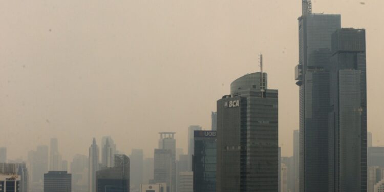 Suasana kawasan gedung-gedung pencakar langit terlihat berkabut akibat polusi udara di kawasan Jakarta Pusat, Selasa (19/09/2023).