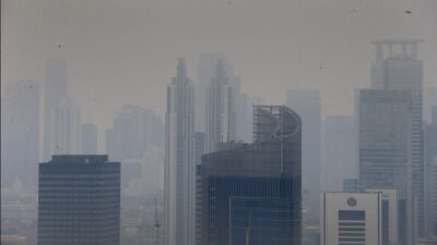 Suasana kawasan gedung-gedung pencakar langit terlihat berkabut akibat polusi udara di kawasan Jakarta Pusat, Selasa (19/09/2023).