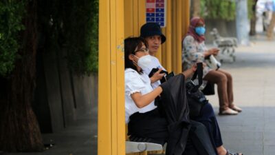 Suasana kawasan gedung-gedung pencakar langit terlihat berkabut akibat polusi udara di kawasan Jakarta Pusat, Selasa (19/09/2023).