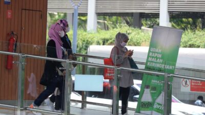 Suasana kawasan gedung-gedung pencakar langit terlihat berkabut akibat polusi udara di kawasan Jakarta Pusat, Selasa (19/09/2023).