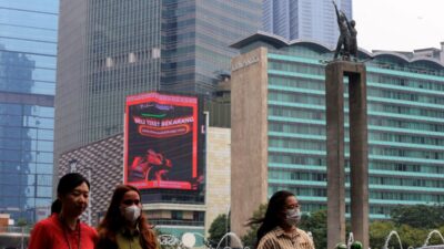 Suasana kawasan gedung-gedung pencakar langit terlihat berkabut akibat polusi udara di kawasan Jakarta Pusat, Selasa (19/09/2023).