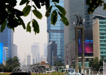Suasana kawasan gedung-gedung pencakar langit terlihat berkabut akibat polusi udara di kawasan Jakarta Pusat, Selasa (19/09/2023).