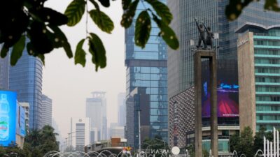 Suasana kawasan gedung-gedung pencakar langit terlihat berkabut akibat polusi udara di kawasan Jakarta Pusat, Selasa (19/09/2023).