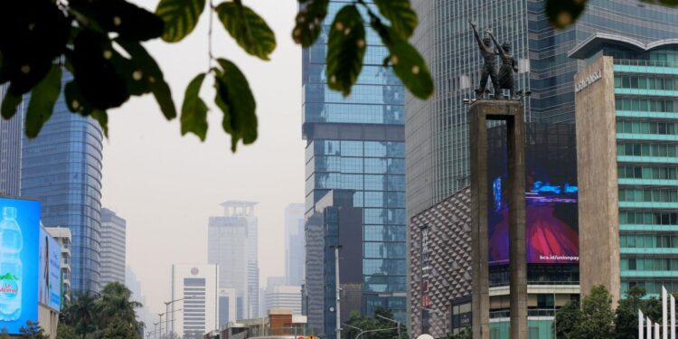Suasana kawasan gedung-gedung pencakar langit terlihat berkabut akibat polusi udara di kawasan Jakarta Pusat, Selasa (19/09/2023).