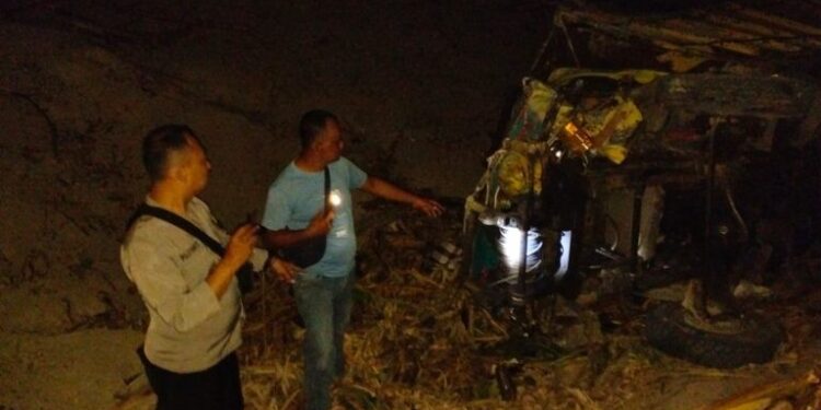Truk Pengangkut Kayu Tebangan Perhutani Terjun ke Jurang