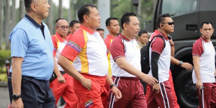 Panglima TNI Laksamana Yudo Margono dan Kapolri Jenderal Polisi Drs. Listyo Sigit Prabowo melepas peserta lomba lari mulai dari kategori rute lari 5k, 10k, hingga 21k di Monas, Jakarta, Minggu (24/9/2023)