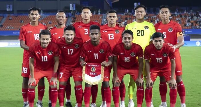 Pesepak bola Timnas U-24 Indonesia berpose sebelum melawan Kirgistan dalam pertandingan kualifikasi Grup F Asian Games 2022 di Zhejiang Normal University East Stadium, Hangzhou, China, Selasa (19/9/2023)
