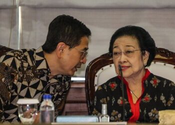Ketua Umum Partai PDI Perjuangan Megawati Soekarnoputri (kanan) berbincang dengan Ketua Tim Pemenangan Ganjar Pranowo Arsjad Rasjid (kiri) saat rapat perdana di Gedung High End, Jakarta, Rabu (13/9/2023).