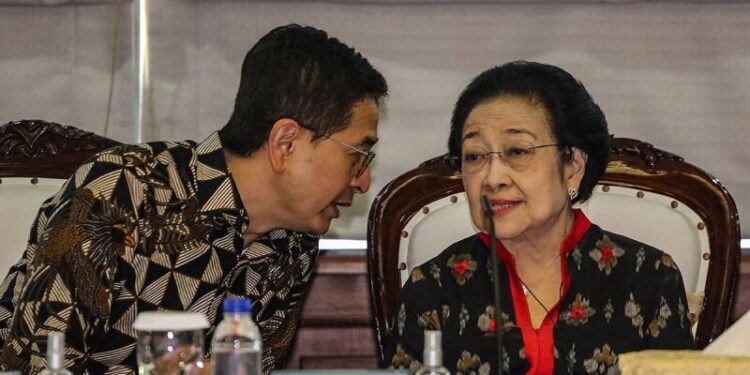 Ketua Umum Partai PDI Perjuangan Megawati Soekarnoputri (kanan) berbincang dengan Ketua Tim Pemenangan Ganjar Pranowo Arsjad Rasjid (kiri) saat rapat perdana di Gedung High End, Jakarta, Rabu (13/9/2023).