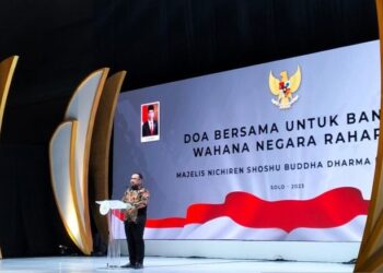 Menteri Agama Yaqut Cholil Qoumas pada acara Doa Bersama Untuk Bangsa Wahana Negara Raharja (WNR) yang diselenggarakan oleh Majelis Nichiren Shoshu Buddha Dharma Indonesia (MNSBDI) di Hotel Alila Solo, Jawa Tengah, Jumat (29/9/2023).