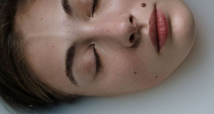 Ilustrasi Tahi Lalat Pada Wajah Seorang Perempuan