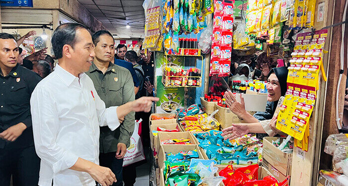 Presiden Jokowi saat Meninjau Harga Komoditas Pangan di Pasar Johar Karawang pada 14 September 2023. Foto: BPMI Setpres/Laily Rachev