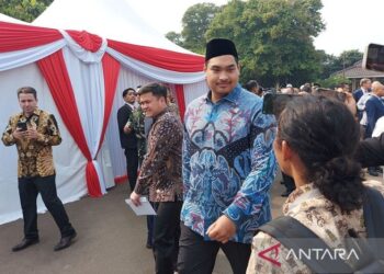 Menteri Pemuda dan Olahraga Republik Indonesia (Menpora) Dito Ariotedjo menyampaikan keterangan kepada wartawan usai menghadiri Upacara Kesaktian Pancasila di Lubang Buaya, Jakarta, Minggu (1/10/2023).