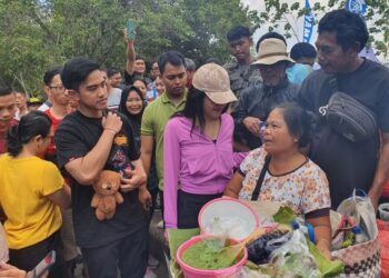 Ketua Umum Partai Solidaritas Indonesia Kaesang Pangarep bersama istri Erina Gudono menyapa pedagang jajanan Bali saat "car free day" di Lapangan Niti Mandala Renon, Denpasar, Bali, Minggu (1/10/2023).