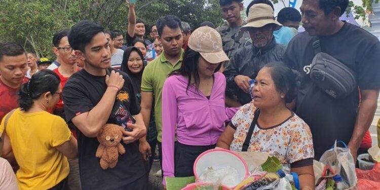 Ketua Umum Partai Solidaritas Indonesia Kaesang Pangarep bersama istri Erina Gudono menyapa pedagang jajanan Bali saat "car free day" di Lapangan Niti Mandala Renon, Denpasar, Bali, Minggu (1/10/2023).