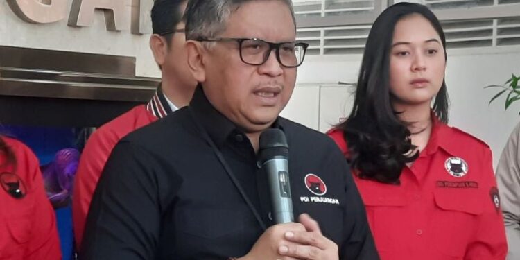 Sekjen PDI Perjuangan Hasto Kristiyanto saat memberikan keterangan di Kantor DPP PDI Perjuangan, Jakarta, Selasa (3/10/2023).