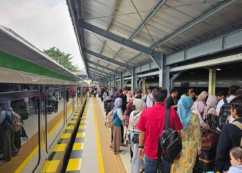 Penumpang akan menaiki kereta feeder di Stasiun Bandung, Kota Bandung, Jabar, Rabu (4/10/23).