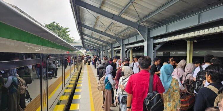 Penumpang akan menaiki kereta feeder di Stasiun Bandung, Kota Bandung, Jabar, Rabu (4/10/23).