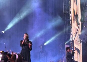 Aksi panggung Hindia bersama Lomba Sihir di gelaran konser tunggal Hindia "Malaikat Berputar Di Langit Jakarta" di kawasan Rawamangun, Jakarta Timur, Sabtu (30/9/2023)