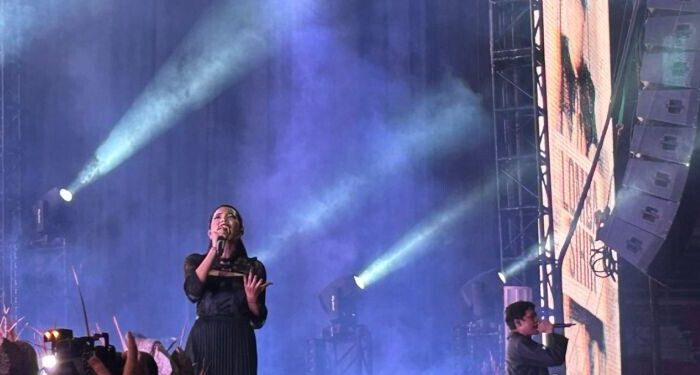 Aksi panggung Hindia bersama Lomba Sihir di gelaran konser tunggal Hindia "Malaikat Berputar Di Langit Jakarta" di kawasan Rawamangun, Jakarta Timur, Sabtu (30/9/2023)