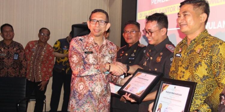 Kemenkumham Serahkan Sertifikat Penghargaan ke Satker Berprestasi