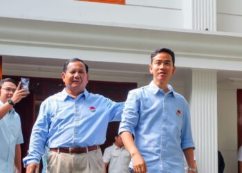 Tiba di Kertanegara, Gibran Kompak Pakai Baju Biru dengan Prabowo