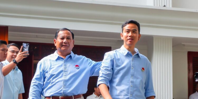 Tiba di Kertanegara, Gibran Kompak Pakai Baju Biru dengan Prabowo