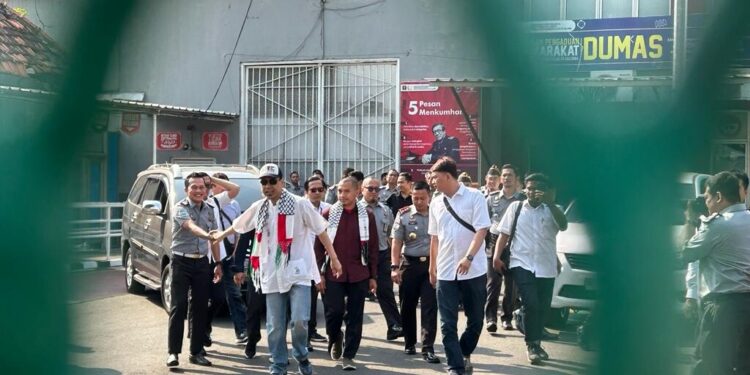 Munarman Eks Jubir FPI Disambut Simpatisan Usai Bebas