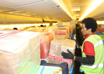 Para petugas sedang memasukan barang bantuan dukungan logistik ke dalam pesawat di Bandara Soekarno Hatta, Kota Tangerang, Banten, Selasa (2/10/2023)