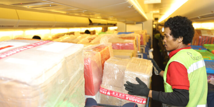 Para petugas sedang memasukan barang bantuan dukungan logistik ke dalam pesawat di Bandara Soekarno Hatta, Kota Tangerang, Banten, Selasa (2/10/2023)