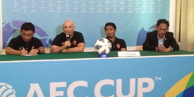 Pelatih Kepala PSM Makassar Bernardo Tavares (kedua kiri) bersama pemainnya M Arfan (kedua kanan) serta official tim memberikan keterangan pers H-1 laga melawan Sabah FC di Sanur, Denpasar, Bali, Rabu (4/10/2023)