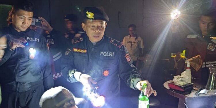 Polisi Sita Ratusan Botol Minuman Keras dari Tempat Hiburan