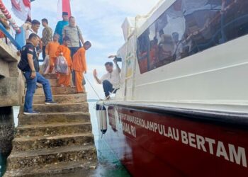 Menteri Sosial Berikan Kapal Untuk Transportasi Anak Sekolah di Pulau