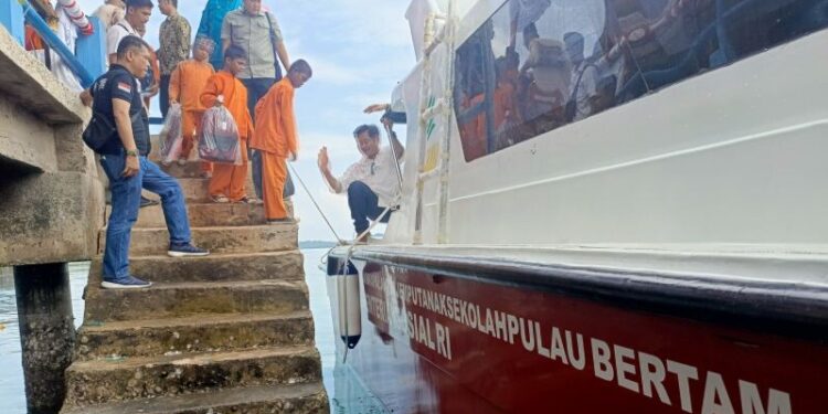 Menteri Sosial Berikan Kapal Untuk Transportasi Anak Sekolah di Pulau