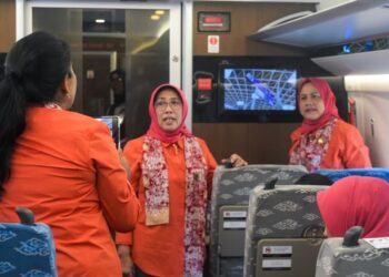 Ibu Negara Iriana Joko Widodo bersama sejumlah anggota Organisasi Aksi Solidaritas Era Kabinet Indonesia Maju (OASE KIM) bertolak menuju Jawa Barat, Selasa (3/10/2023)
