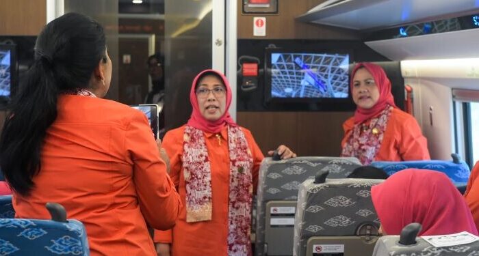 Ibu Negara Iriana Joko Widodo bersama sejumlah anggota Organisasi Aksi Solidaritas Era Kabinet Indonesia Maju (OASE KIM) bertolak menuju Jawa Barat, Selasa (3/10/2023)