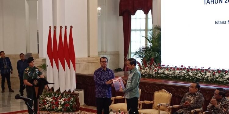 Presiden RI Joko Widodo (Jokowi) memberikan pengarahan kepada Peserta Program Pendidikan Singkat Angkatan (PPSA), di Istana Negara, Jakarta, Rabu (4/10/2023).