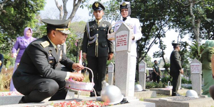 Kepala Staf Umum (Kasum) TNI Lejten TNI Bambang Ismawan dalam Upacara Ziarah Peringatan HUT Ke-78 TNI Tahun 2023 di Taman Makam Pahlawan Utama Kalibata, Jakarta Selatan pada Rabu (04/10/2023).