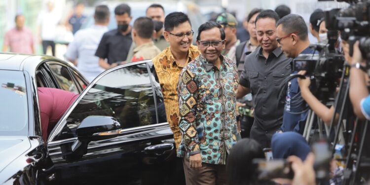 Mahfud MD saat Tiba di RSPAD untuk Melakukan Pemeriksaan