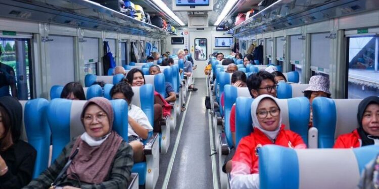 Kereta Api Jarak Jauh Hari Ini Berhenti di Jatinegara
