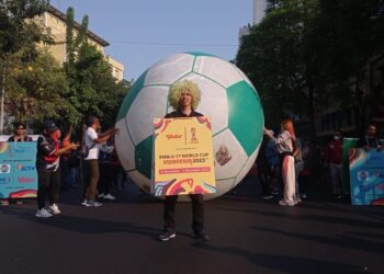 Arak-Arakan “Trophy Experience” Piala Dunia U-17 Ramaikan Surabaya