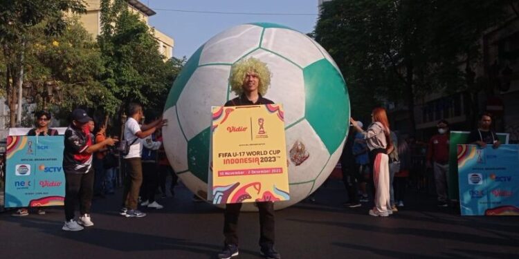 Arak-Arakan “Trophy Experience” Piala Dunia U-17 Ramaikan Surabaya