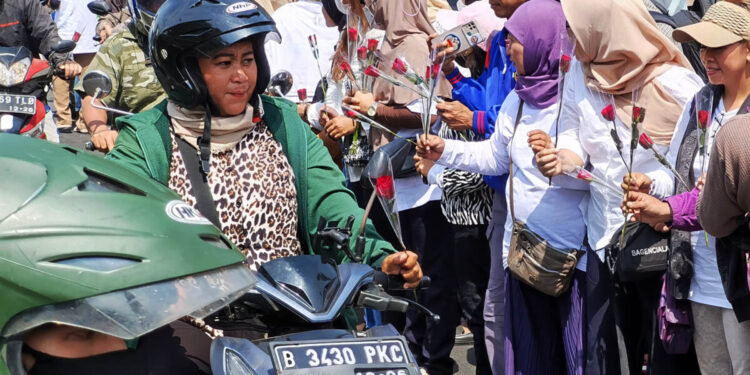 Aksi Aliansi Masyarakat Jaktim Bagi Bunga Atas Putusan MK