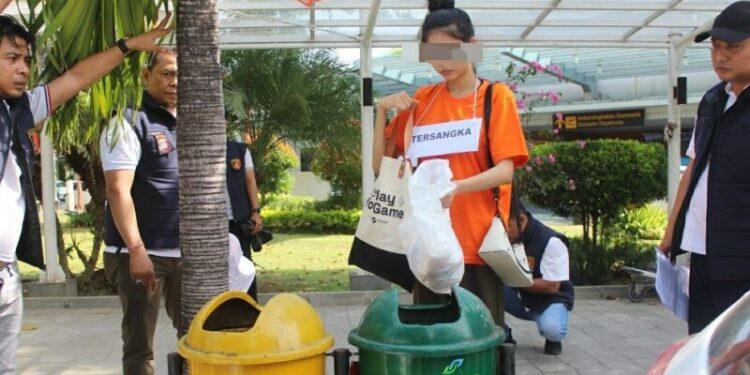 Polisi Reka Ulang Pembuangan Bayi Oleh Selebgram di Bandara Ngurah Rai